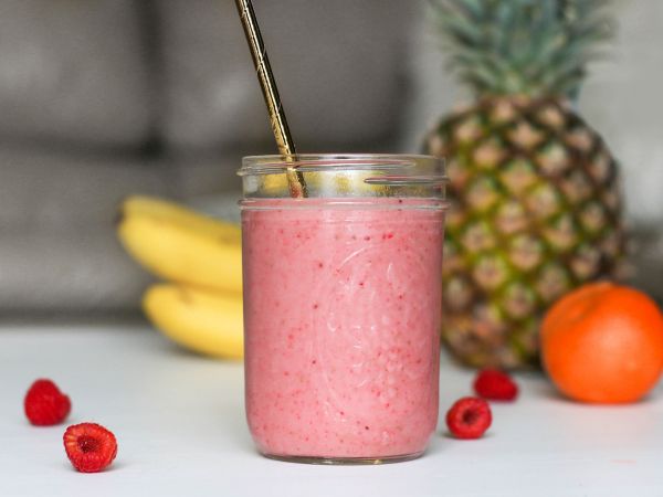 Photo d'un smoothie entouré de nombreux fruits