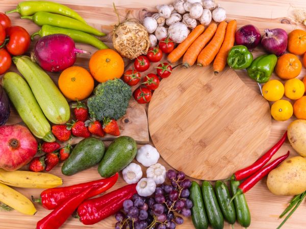 Photo de nombreux fruits et légumes sur un plan de travail