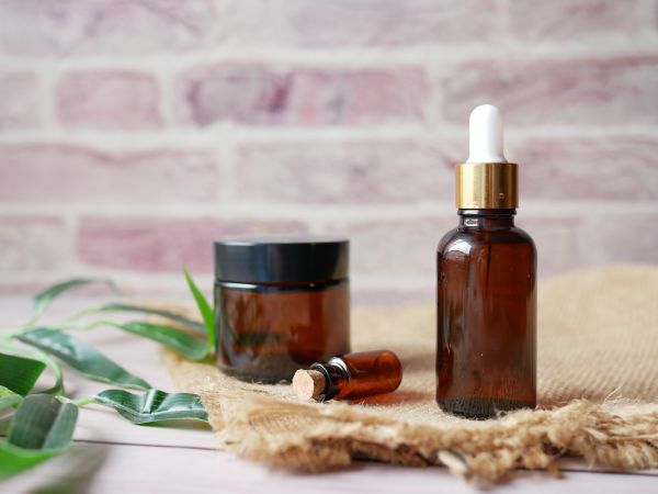 Fioles ambrées pouvant contenir des huiles essentielles et autres produits cosmétiques fait maison