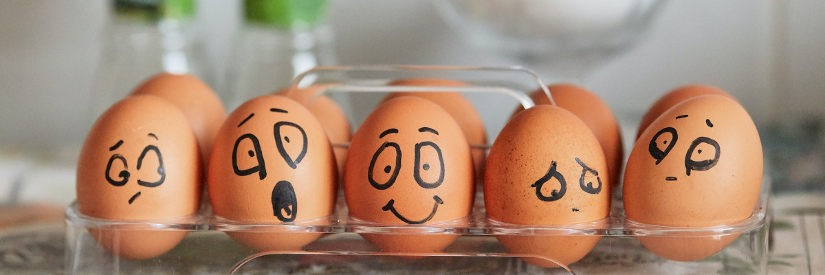 Photo d'œufs dans un frigo avec des expressions de visages dessinées dessus illustrant différentes émotions