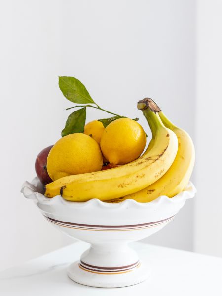 Photo d'une coupe de fruits avec bananes et citrons