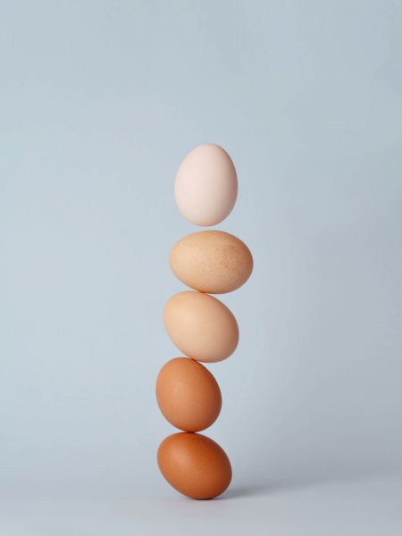 Photos de cinq œufs tenant en équilibre les uns sur les autres