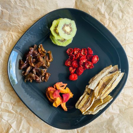 Assiette de fruits (Kiwi, Prunes, Tomates, Pêche, Bananes) séchés au déshydrateur