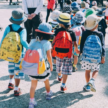 Photos d'un groupe d'enfants sur le chemin de l'école